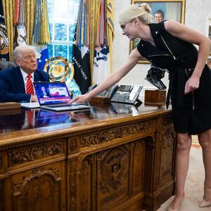 "Ti si sve što mi je važno": Procureo sadržaj pisama koje su razmenjivali Donald Tramp i njegova saradnica Natali Harp