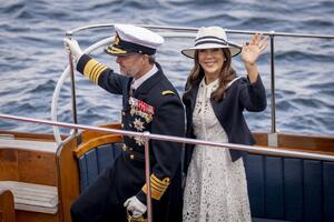 Haljina koja je pozdrav jeseni i elegancija vredna divljenja: Kraljica Meri oduševila na venčanju kumčeta