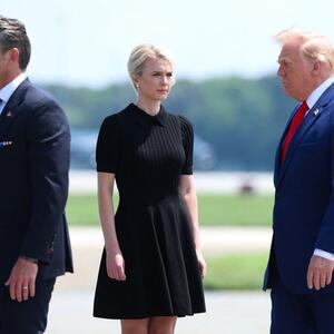 Čim se Melanija sklonila ona je prišla Trampu: Spekulacije o Donaldu i njegovoj saradnici postaju sve glasnije