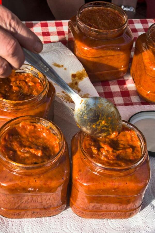 Ajvar vam se kvari u teglama? Zbog jedne greške već za 7 dana će buđ početi da ga "napada" i sav trud ode dođavola