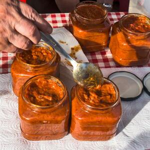 2 veka star recept za ajvar baka Rajke iz Leskovca: Tegla ovakvog ajvara košta do 1.500 dinara i grabe se za njega