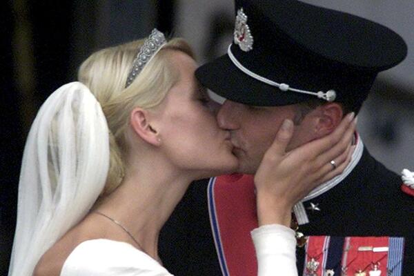 Bila je konobarica i imala dete sa zatvorenikom kad je naišao &ndash; on: Život nove kraljice Norveške uzbudljiviji od filma