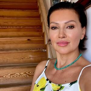 Najlepša jesenja suknja i trik za vajanje struka: Nina Badrić zna kako da spoji eleganciju i udobnost i oduševi