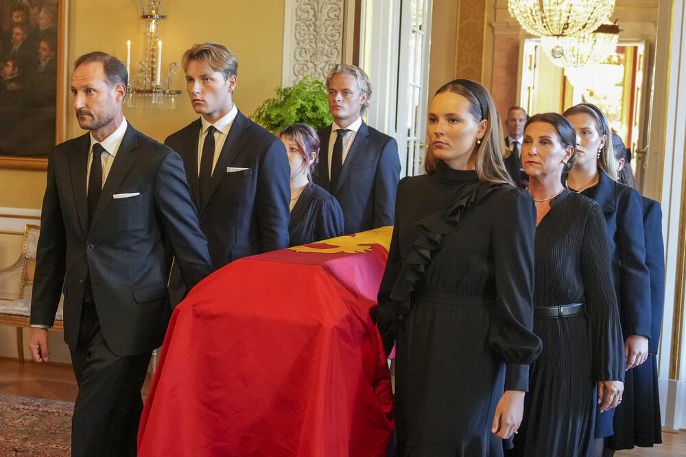 Norveška kraljevska porodica pored kovčega s telom kralja Haralda V