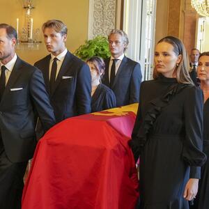 "Kako je moguće da neko misli da je ovo dobra ideja?" Norvežani ljuti zbog scene pored kovčega kralja Haralda