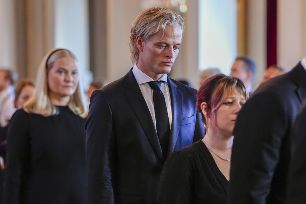 Marijus Borg Hojbi pored kovčega s telom kralja Haralda