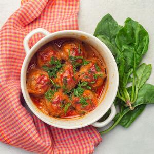 Čak će i baka odmah tražiti recept: Najsočnije pileće ćufte sa spanaćem u paradajz sosu