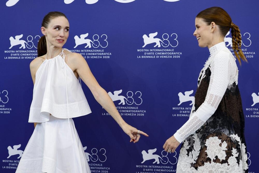 Runi i Kejt Mara pre premijere filma Bucking Fastard na 83. Filmskom festivalu u Veneciji