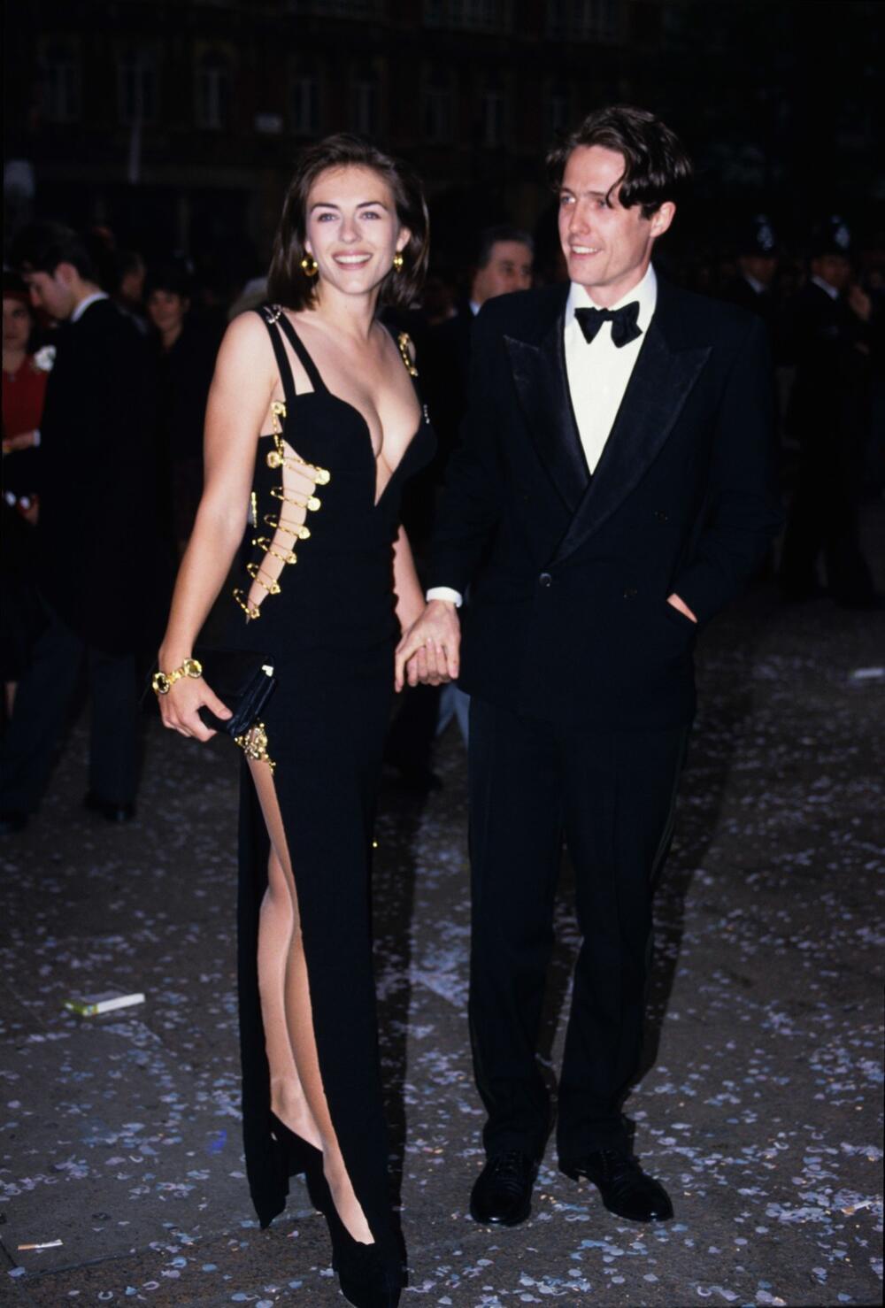 Elizabet Harli i Hju Grant na premijeri filma 'Četiri venčanja i sahrana' 1994. godine