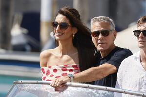 Haljina Amal Kluni za dan u Veneciji kao da miriše preko fotografije: Ručno oslikana, košta 1.384 &euro; i pravi je kameleon