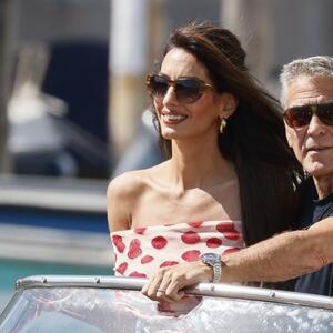 Haljina Amal Kluni za dan u Veneciji kao da miriše preko fotografije: Ručno oslikana, košta 1.384 &euro; i pravi je kameleon