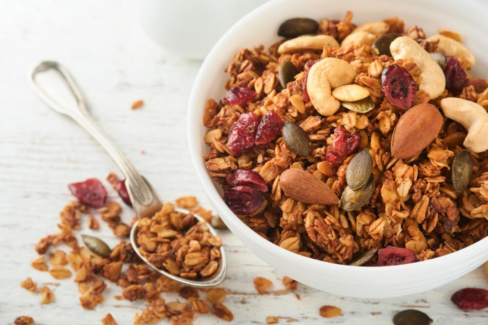 Bogata granola od orašastih plodova, semenki i suvog voća