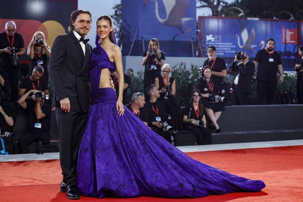 <p>Glumica Nikola Pelc se sinoć prvi put pojavila na Međunarodnom filmskom festivalu u Veneciji sa suprugom Bruklinom Bekamom. Osim što je dobila prestižno priznanje "Zvezda u usponu", mlada glumica je očarala sve svojim upečatljivim izdanjem.</p>