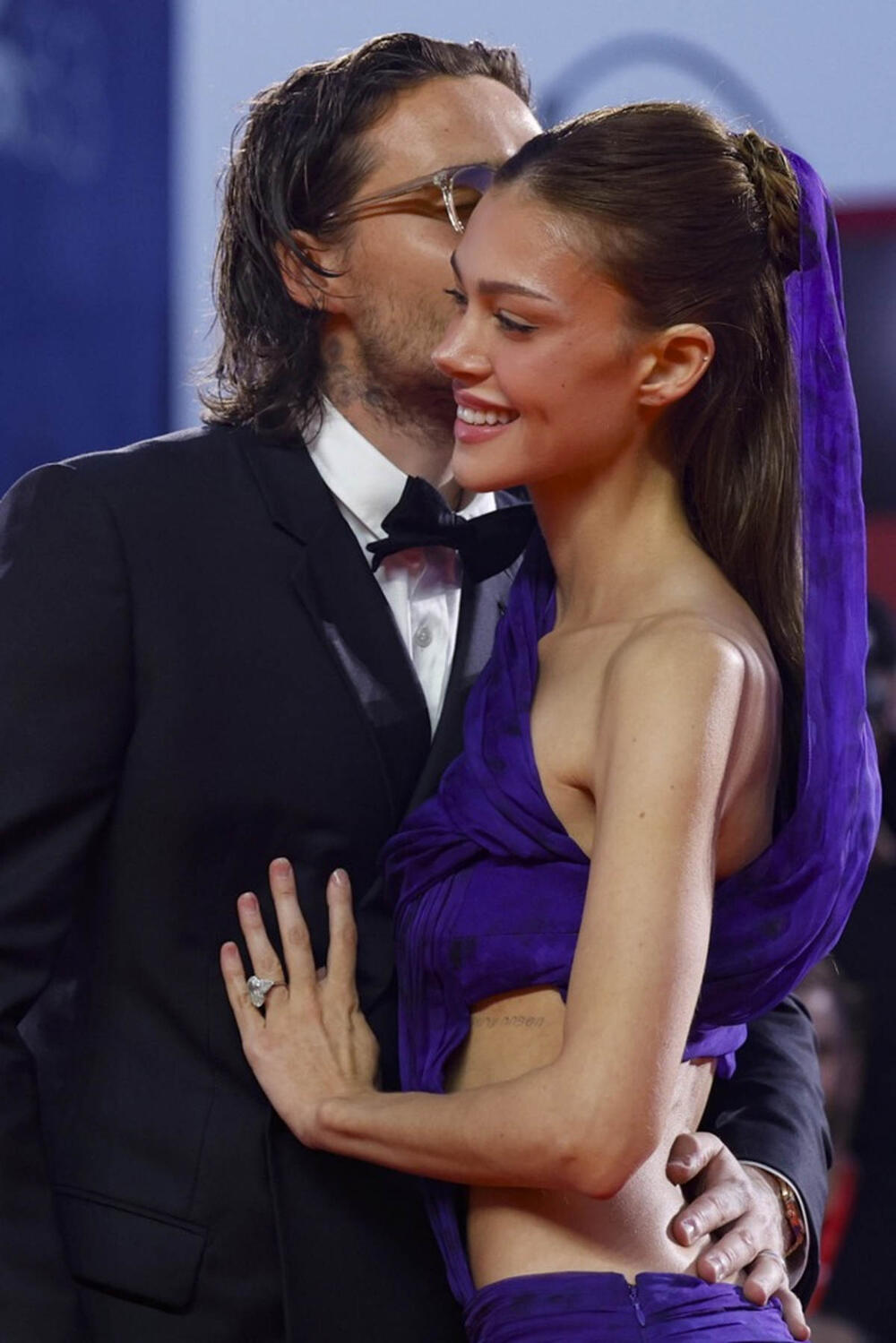 <p>Glumica Nikola Pelc se sinoć prvi put pojavila na Međunarodnom filmskom festivalu u Veneciji sa suprugom Bruklinom Bekamom. Osim što je dobila prestižno priznanje "Zvezda u usponu", mlada glumica je očarala sve svojim upečatljivim izdanjem.</p>
