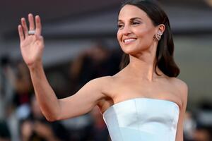 Kao da je boginja sišla na zemlju: Alisija Vikander u glamuroznoj Luj Viton haljini očarala Veneciju