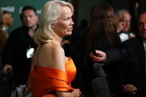 Bez trunke šminke i beskrajno glamurozna: Pamela Anderson u satenskoj haljini ukrala sve poglede i održala modnu lekciju
