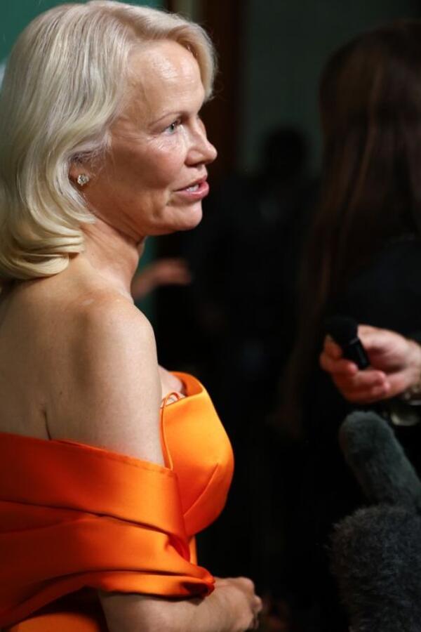 Bez trunke šminke i beskrajno glamurozna: Pamela Anderson u satenskoj haljini ukrala sve poglede i održala modnu lekciju
