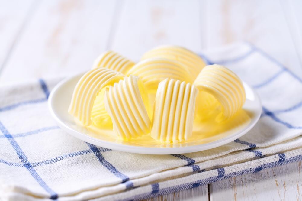 Stoni margarin sečen na trake