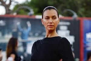 Ako ne volite salonke, Irina Šajk ima sjajan predlog! Njen stil u Veneciji je lekcija o eleganciji koja čuva udobnost