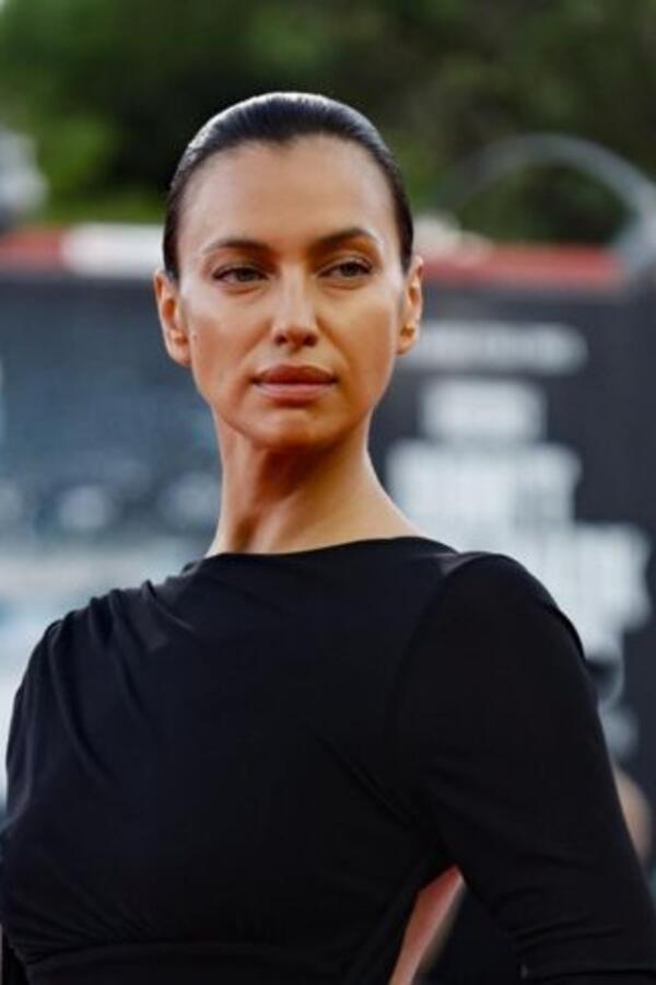 Ako ne volite salonke, Irina Šajk ima sjajan predlog! Njen stil u Veneciji je lekcija o eleganciji koja čuva udobnost
