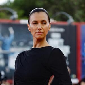 Ako ne volite salonke, Irina Šajk ima sjajan predlog! Njen stil u Veneciji je lekcija o eleganciji koja čuva udobnost