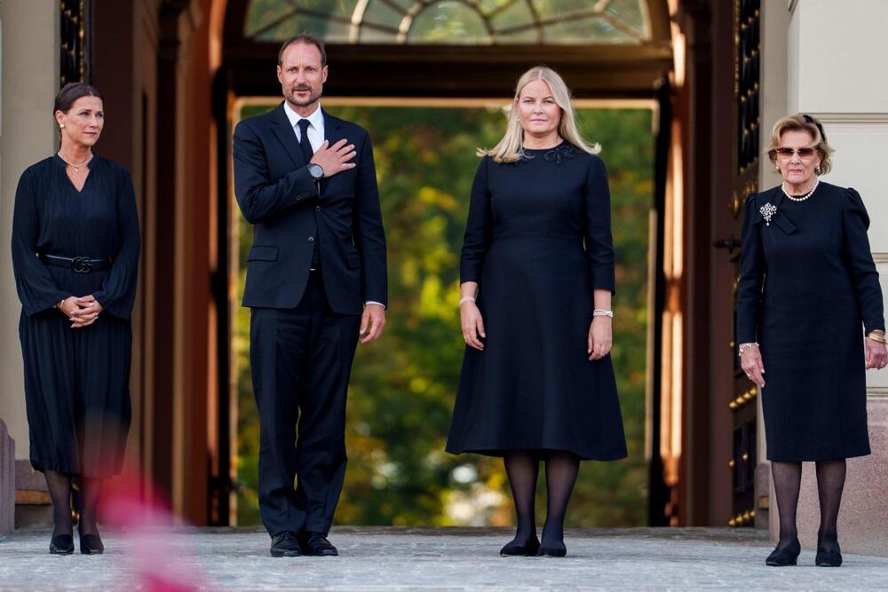 <p>Norveška se oprostila od svog pokojnog kralja Haralda, koji je preminuo 28. avgusta u 89. godini. Državna sahrana održana je u katedrali u Oslu, gde su se članovi norveške, ali i drugih kraljevskih porodica, okupili kako bi poslednji put ispratili monarha.</p>

<p>&nbsp;</p>