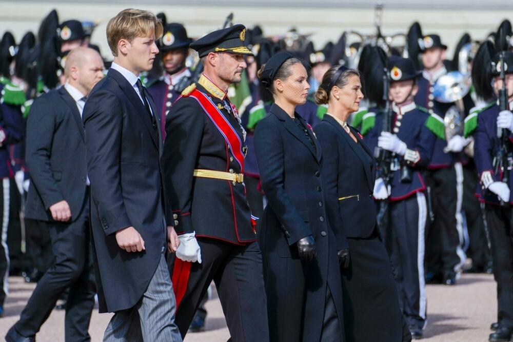 NA SAHRANI NORVEŠKOG KRALJA SVE OČI UPRTE U PRINCEZE 