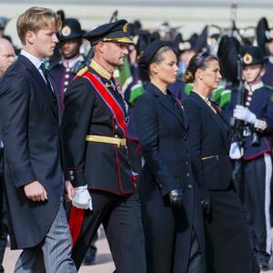 Oko crnih velova preko lica se digla prava bura: Šta poručuje stil norveških princeza na sahrani kralja Haralda?