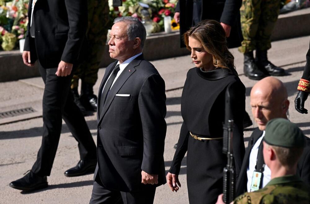 <p>Jordanska kraljica Ranija i monegaška princeza Šarlin su danas u Oslu prisustvovale sahrani norveškog kralja Haralda V, a stajlinge koje su odabrale za ovu priliku su svaki na svoj način lekcija iz elegancije.</p>