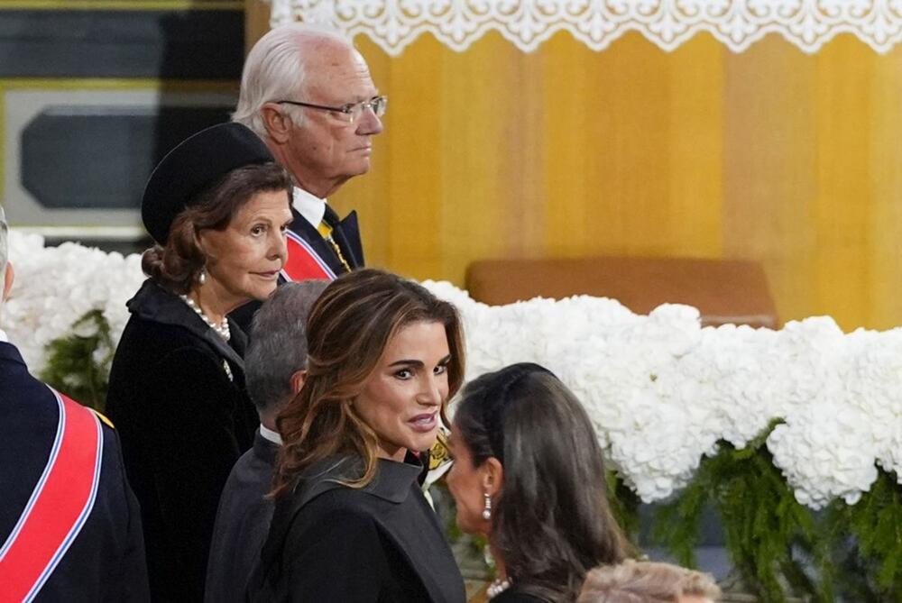 <p>Jordanska kraljica Ranija i monegaška princeza Šarlin su danas u Oslu prisustvovale sahrani norveškog kralja Haralda V, a stajlinge koje su odabrale za ovu priliku su svaki na svoj način lekcija iz elegancije.</p>