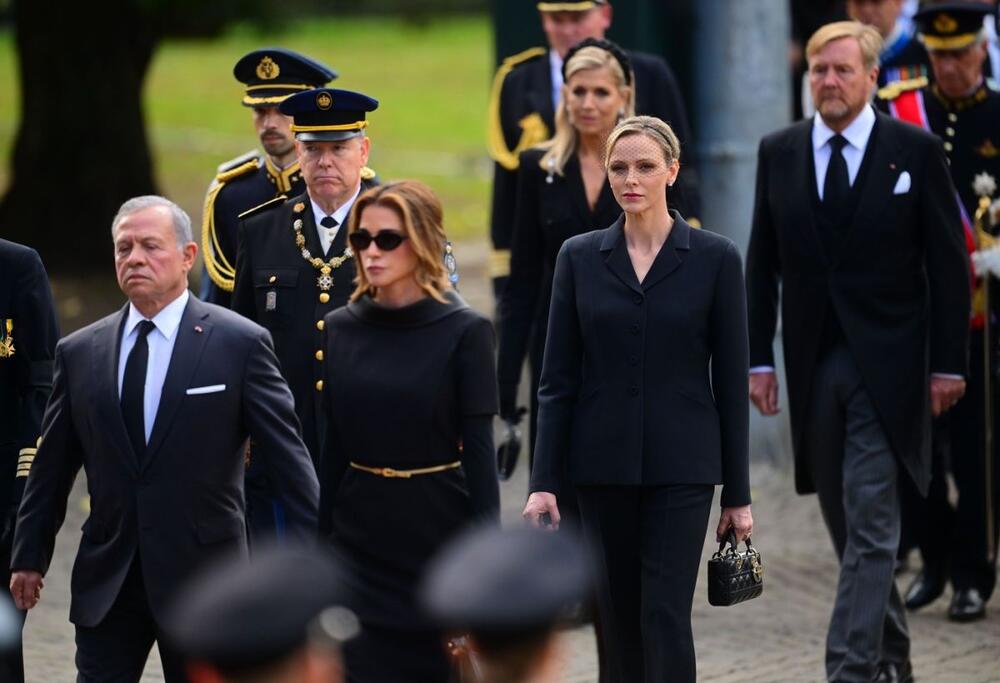 <p>Jordanska kraljica Ranija i monegaška princeza Šarlin su danas u Oslu prisustvovale sahrani norveškog kralja Haralda V, a stajlinge koje su odabrale za ovu priliku su svaki na svoj način lekcija iz elegancije.</p>