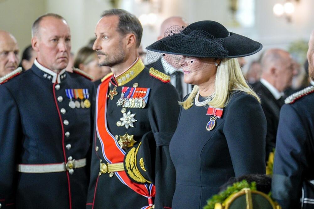 <p>Norveška se oprostila od svog pokojnog kralja Haralda, koji je preminuo 28. avgusta u 89. godini. Državna sahrana održana je u katedrali u Oslu, gde su se članovi norveške, ali i drugih kraljevskih porodica, okupili kako bi poslednji put ispratili monarha.</p>

<p>&nbsp;</p>