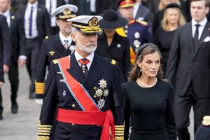 Već viđena haljina & omiljena torba: Stajling kraljice Leticija na sahrani kralja Haralda V je oda eleganciji