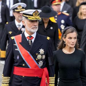 Već viđena haljina & omiljena torba: Stajling kraljice Leticija na sahrani kralja Haralda V je oda eleganciji