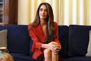 I na crvenom tepihu i u kabinetu predsednika &ndash; fascinantna: Amal Kluni s Mostre produžila na posao i održala modni čas