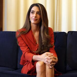 I na crvenom tepihu i u kabinetu predsednika &ndash; fascinantna: Amal Kluni s Mostre produžila na posao i održala modni čas