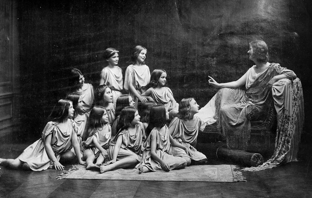 Isadora Dankan sa svojim učenicama