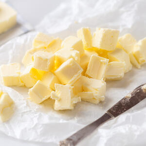 Zaboravili ste da izvadite puter ili margarin na vreme? Ovaj trik ih omekšava do sobne temperature za nekoliko minuta