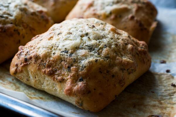 Doručak ili večera za 35 minuta: Recept za preukusne pogačice sa belim lukom i parmezanom (bez čekanja da testo naraste)
