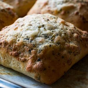 Doručak ili večera za 35 minuta: Recept za preukusne pogačice sa belim lukom i parmezanom (bez čekanja da testo naraste)