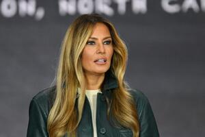 Nađite sličnu i mirni ste godinama: Melanija Tramp ima savršenu jaknu za prelazno vreme