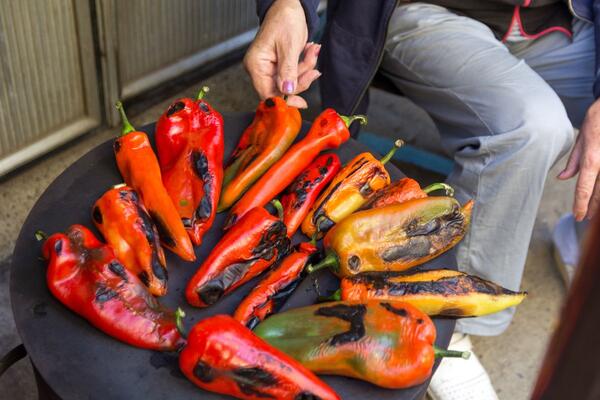 Jednostavan trik koji olakšava čišćenje paprika za ajvar: Priprema zimnice biće mnogo jednostavnija uz ovu "caku"