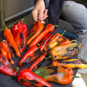 Jednostavan trik koji olakšava čišćenje paprika za ajvar: Priprema zimnice biće mnogo jednostavnija uz ovu "caku"