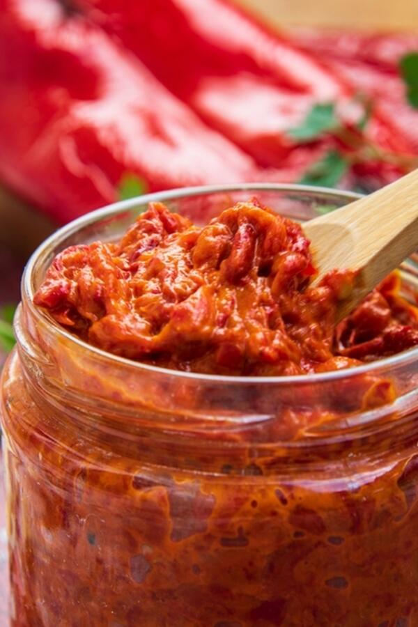 Nemate vremena za višesatno kuvanje? Ovaj "lažni" ajvar gotov je za samo 30 minuta i može se spremati i u stanu