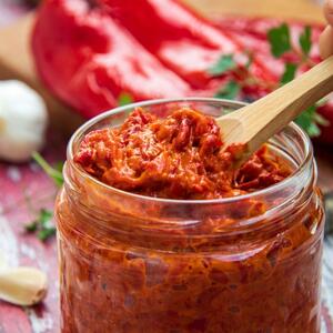 Nemate vremena za višesatno kuvanje? Ovaj "lažni" ajvar gotov je za samo 30 minuta i može se spremati i u stanu