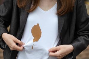 SOS trik za sve koji se često uflekaju na poslu: Većina pravi istu grešku zbog koje mrlja ne nestaje ili se čak raširi