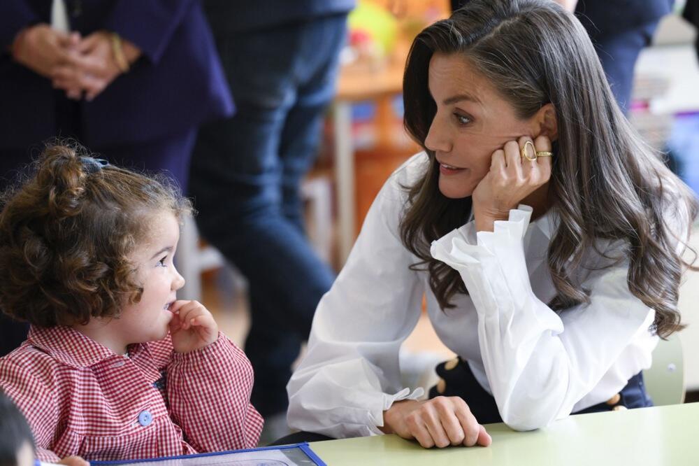Kraljica Leticija od Španije u poseti svojoj osnovnoj školi u Ovijedu