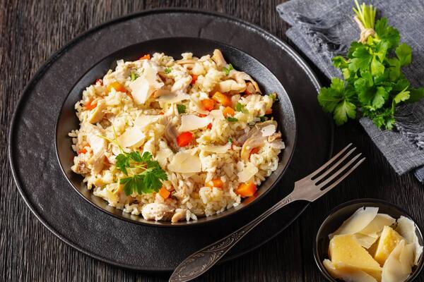 Recept za ručak gotov za 30 minuta: Piletinu sa pirinčem i parmezanom obožavaće svi od 7 do 77 godina