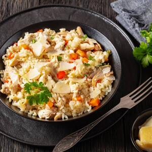 Recept za ručak gotov za 30 minuta: Piletinu sa pirinčem i parmezanom obožavaće svi od 7 do 77 godina