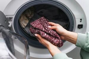 Skupila vam se odeća nakon pranja & ne znate šta da radite? Ovaj trik će vam pomoći da je vratite u prvobitni oblik